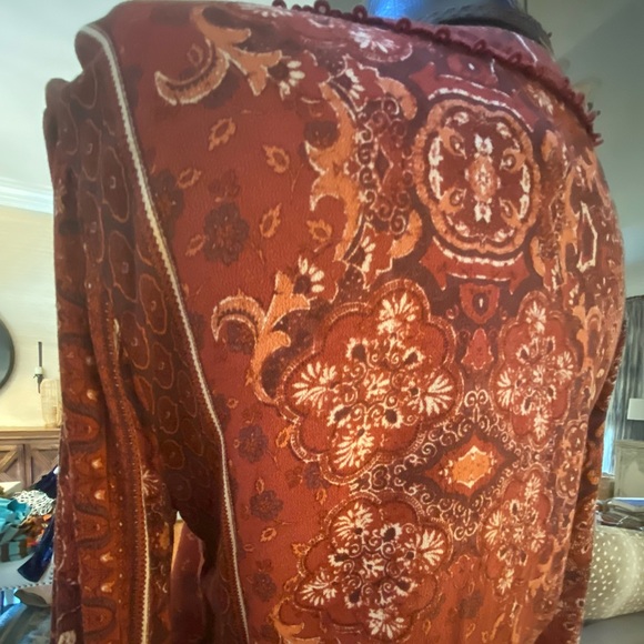 Kendall + Kylie Crop Blouse - Picture 4 of 4